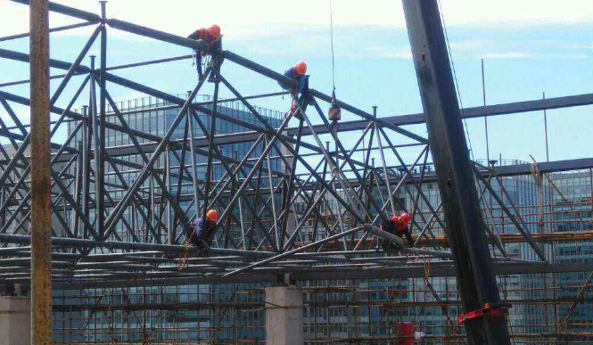 大冶论网架装配施工中搭设脚手架应当留神的事故